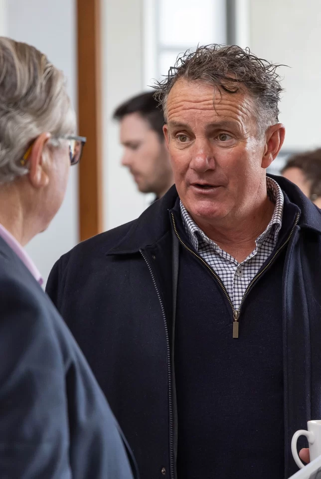 Civium agent talking with client